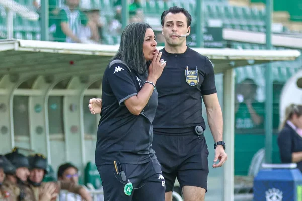 Auxiliar da Chape, Nívia de Lima atinge feito histórico no Brasileirão