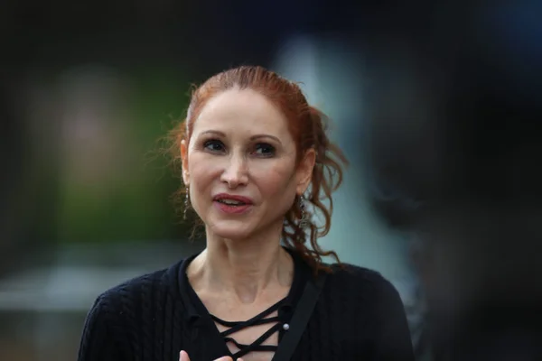 Natália Pasternak, do GT da saúde, cumprimenta Humberto Costa e depois fala com a imprensa - Metrópoles