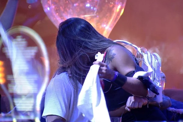 “Só eu posso”, diz Carolina após trocar carícias com Alan no BBB19