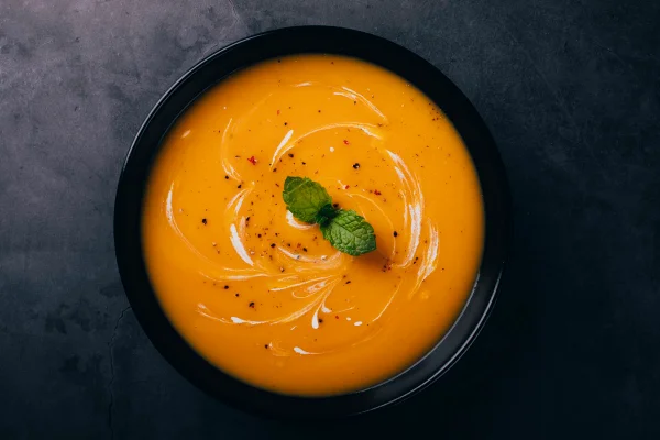 Foto colorida de sopa em tigela - Metrópoles