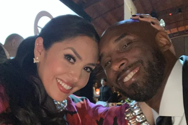 Viúva de Kobe Bryant presta homenagem em aniversário de casamento