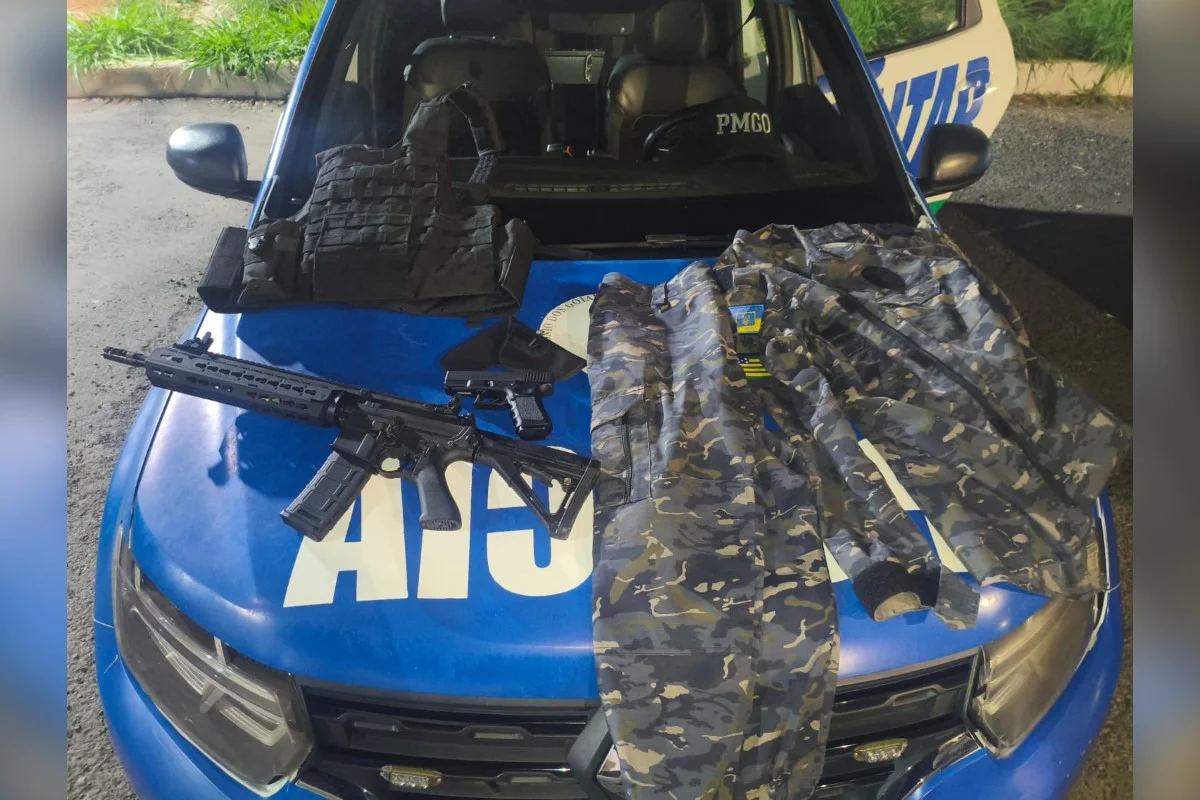 Falso policial ameaça vizinhos com farda e fuzil de airsoft em Goiás