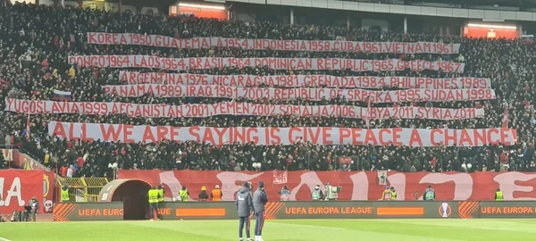 Torcida Estrela Vermelha protesta contra EUA e Otan
