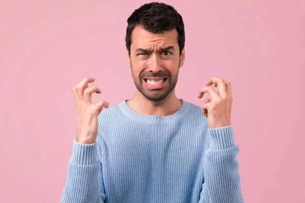 Homem com muita raiva demostrando com as mãos