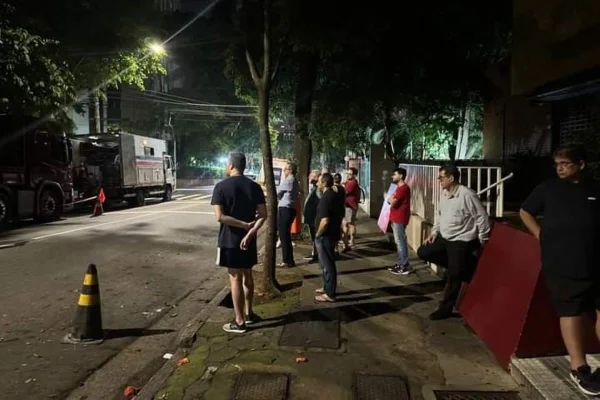 Moradores observam instalação de Geradores na rua General Jardim