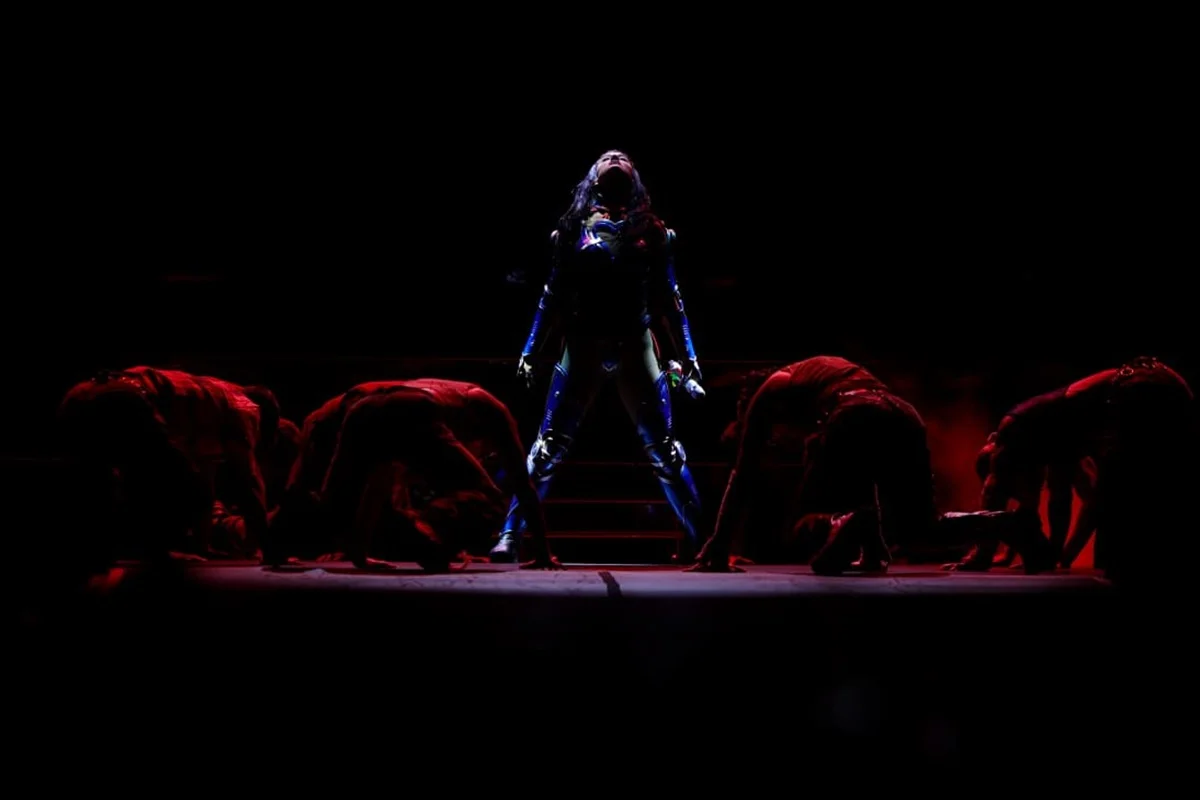 Katy Perry se apresentando Katy Perry se apresentando