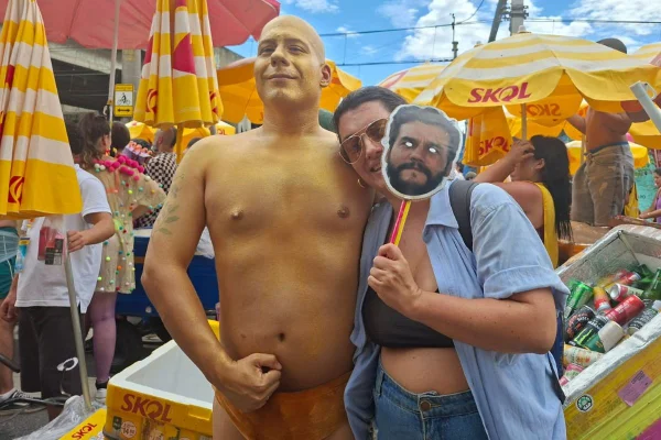 Imagem de um casal fantasiado de Oscar e Wagner Moura