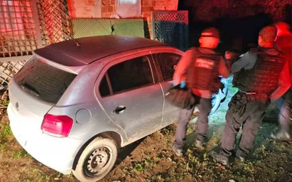 policiais ao redor de carro