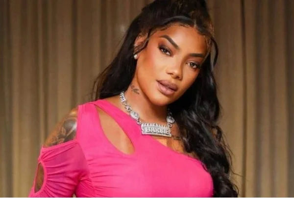 Ludmilla, cantora brasileira. Ela tem cabelos longos e escuros e usa roupa rosa- Metrópoles