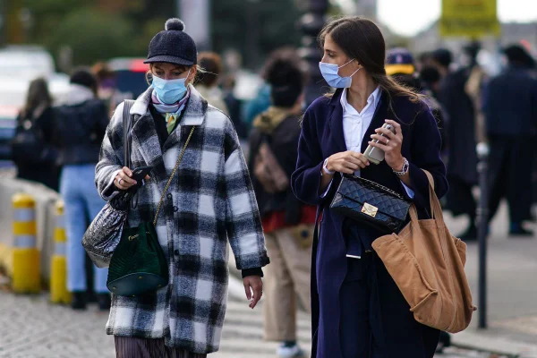 Mulheres usando máscaras faciais em Paris