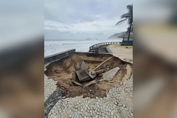 Ressaca destrói trecho de calçadão na Praia da Macumba, no Rio