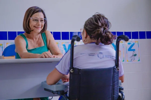 imagem colorida cuidadora educação anapolis
