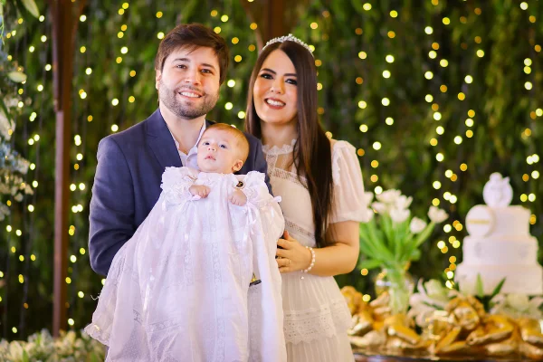 Gabriella Miziara e Marcus Maia batizam o filho, Romeo, na Catedral