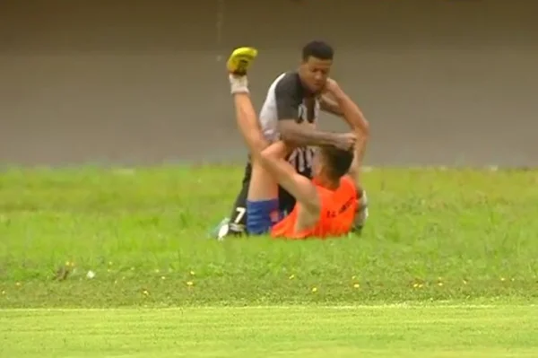 Vídeo: gandula é espancado por jogador e clássico acaba em confusão