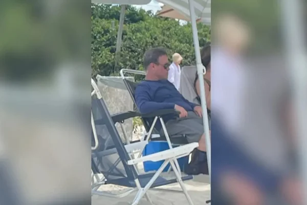 Imagem colorida do ministro André Mendonça, na praia de Jurerê