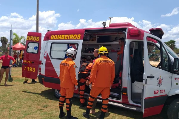 Bombeiros do DF resgatam homem que se afogava no Lago Paranoá