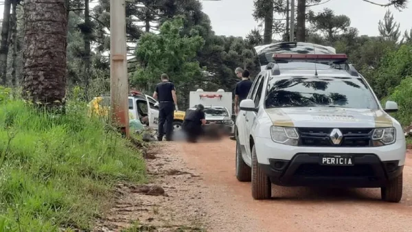 fotografia de carros de polícia em zona de chácaras próxima a curitiba