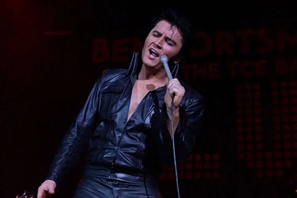 The King is Back: cover de Elvis Presley volta a Brasília