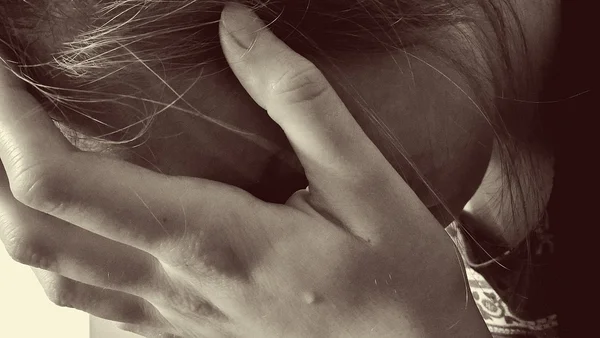 Jovem é violentada e fotografada nua por homem que conheceu no Facebook