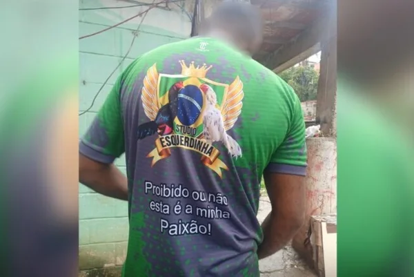 Imagem mostra homem de costas - Metrópoles