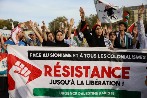 Manifestantes participam de greve nacional organizada pelos oito maiores sindicatos de trabalhadores da França