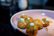Bolinho de peixe com vinagrete de pimenta biquinho e emulsão de agrião