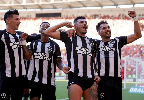 Foto colorida de atletas do Botafogo comemorando gol no Maracanã