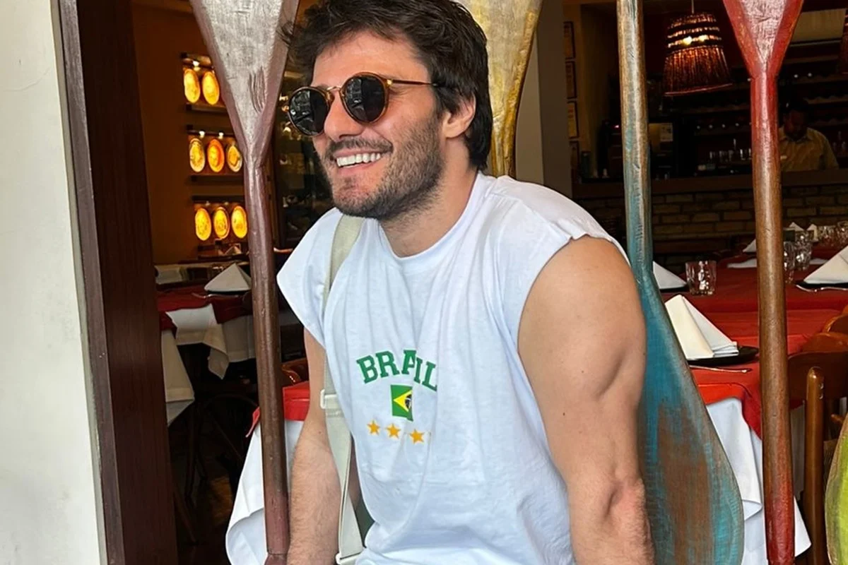 Hugo Bonèmer posa sorridente e de óculos escuros Hugo Bonèmer posa sorridente e de óculos escuros