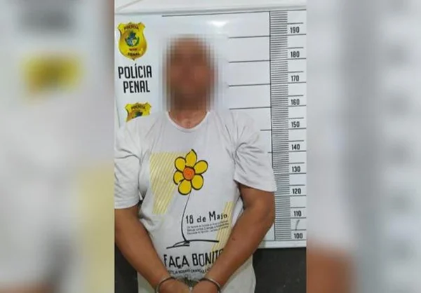 Imagem colorida de homem com camisa branca