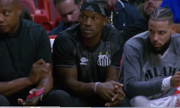Jimmy Butler com camisa do Santos - Metrópoles