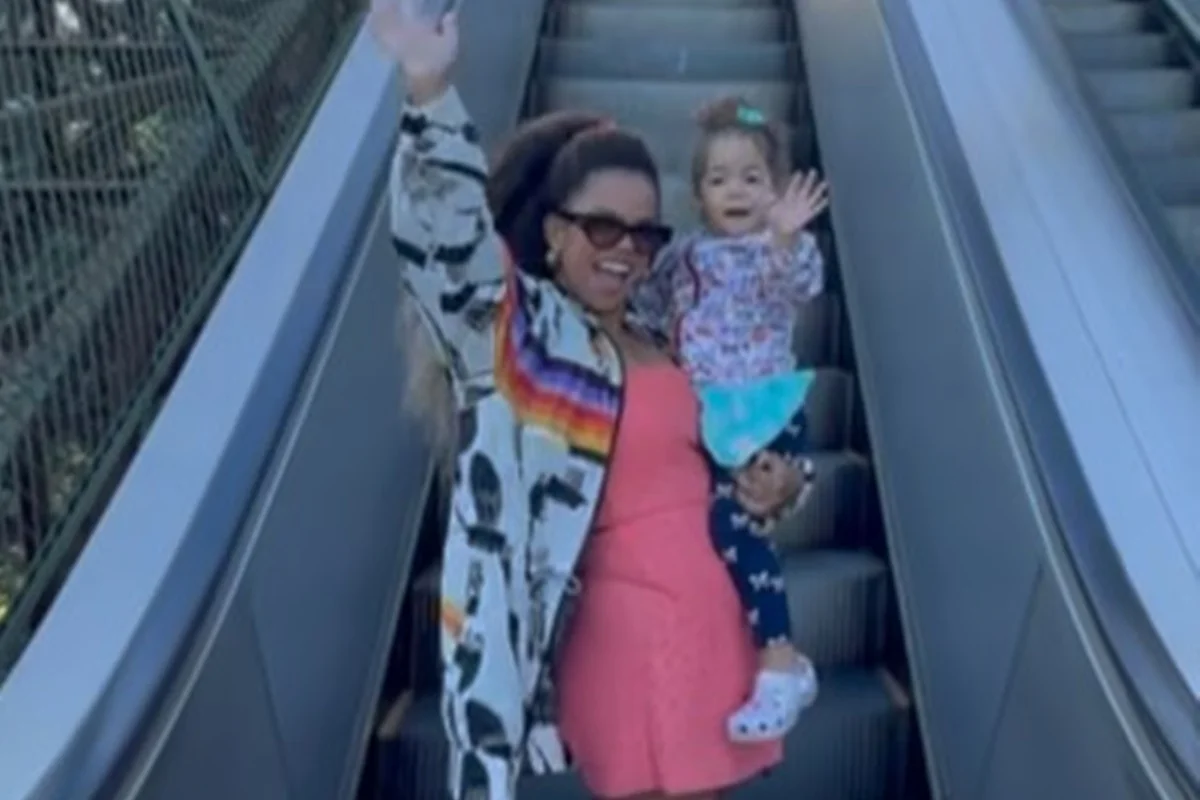 Jeniffer Nascimento posa com a filha, Lara, durante passeio Jeniffer Nascimento posa com a filha, Lara, durante passeio