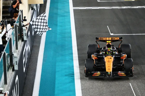 Imagem colorida de carro de Lando Norris, da McLaren, no GP de Abu Dhabi- Metrópoles