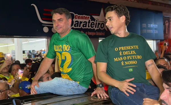 Canais de WhatsApp de Lula e Flávio mostram força do digital no 2º turno - destaque galeria