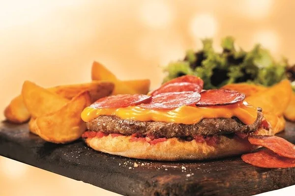 Rede Patroni lança o pizza burguer, hambúrgueres com massa de pizza