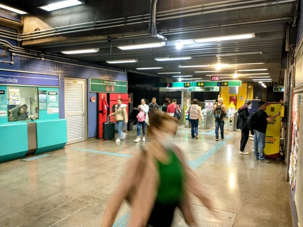 Passageira deixa a estação Chácara Klabin do Metrô, em São Paulo