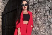 Pablinny Faleiro Pedersoli posa de look preto e vermelho, óculos escuros e cabelos soltos Pablinny Faleiro Pedersoli posa de look preto e vermelho, óculos escuros e cabelos soltos