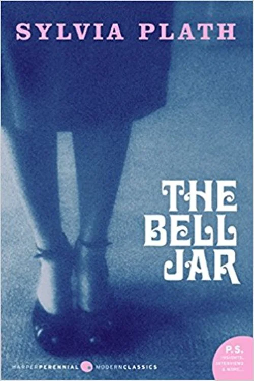 <em>A Redoma de Vidro, de Sylvia Plath: </em>a autora é uma das mais famosas do século 20. Neste livro, a doença mental da protagonista é bastante similar às experiências de Plath, dando ao trabalho um ar meio autobiográfico <em>A Redoma de Vidro, de Sylvia Plath: </em>a autora é uma das mais famosas do século 20. Neste livro, a doença mental da protagonista é bastante similar às experiências de Plath, dando ao trabalho um ar meio autobiográfico