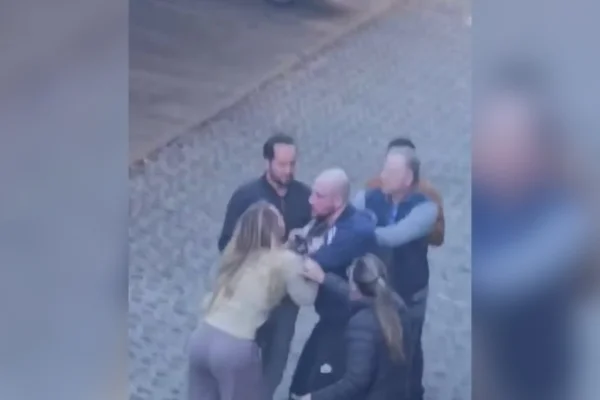 Pastora Renata Vieira brigando com entregador de móveis