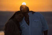 Preta Gil e Gominho posam juntos e sorridentes ao pôr do sol