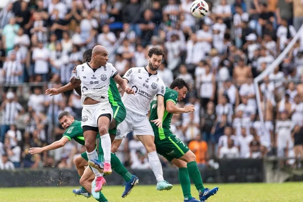 Jogadores de Central e Lagarto disputam bola áerea pela Série D