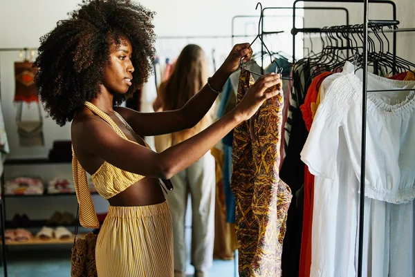 Na imagem com cor, mulher negra posa em loja - Metrópoles