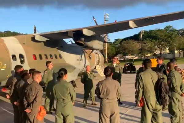 Imagem colorida de equipe da FAB perto de aeronave - Metrópoles