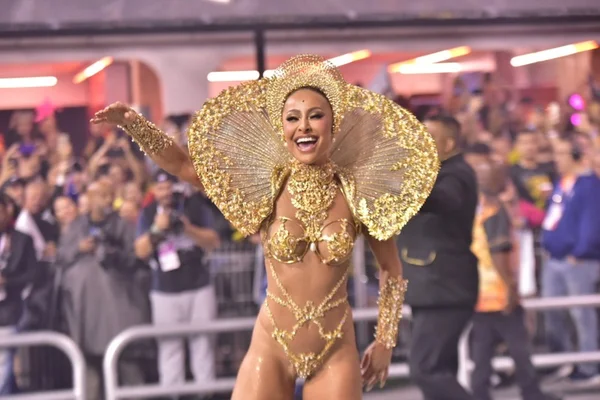 Sabrina Sato usa fantasia metálica cavada e deixa corpão à mostra