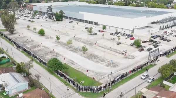 Frame de vídeo que mostra multidão de desempregados faz fila na Argentina após loja anunciar 30 vagas - Metrópoles