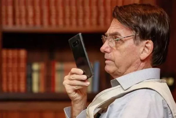 Suspenso no YouTube, Bolsonaro encontra brecha para publicar vídeo