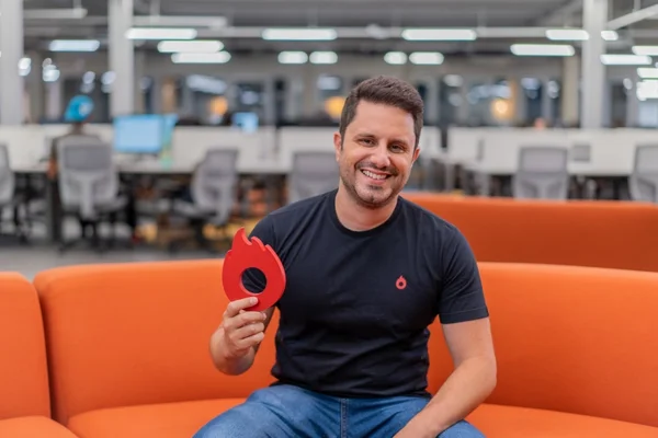 Foto colorida do CEO da Hotmart, João Pedro Resende - Metrópoles