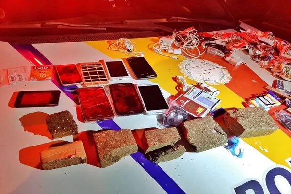 Menor é apreendido após tentar jogar drogas e celulares em presídio do DF