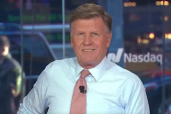 Imagem colorida de Joe Kernen, apresentador o programa Squawk Box nos EUA
