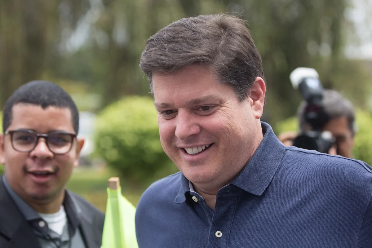 Presidente do MDB tenta construir maioria pró-Flávio no 2º turno