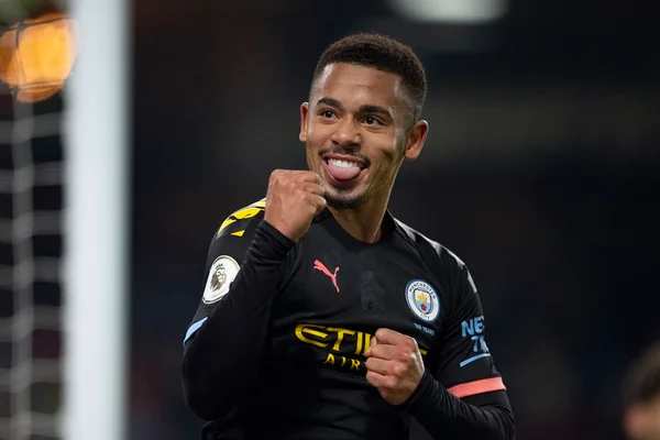 Com dois de Gabriel Jesus, City goleia o Burnley pelo Inglês